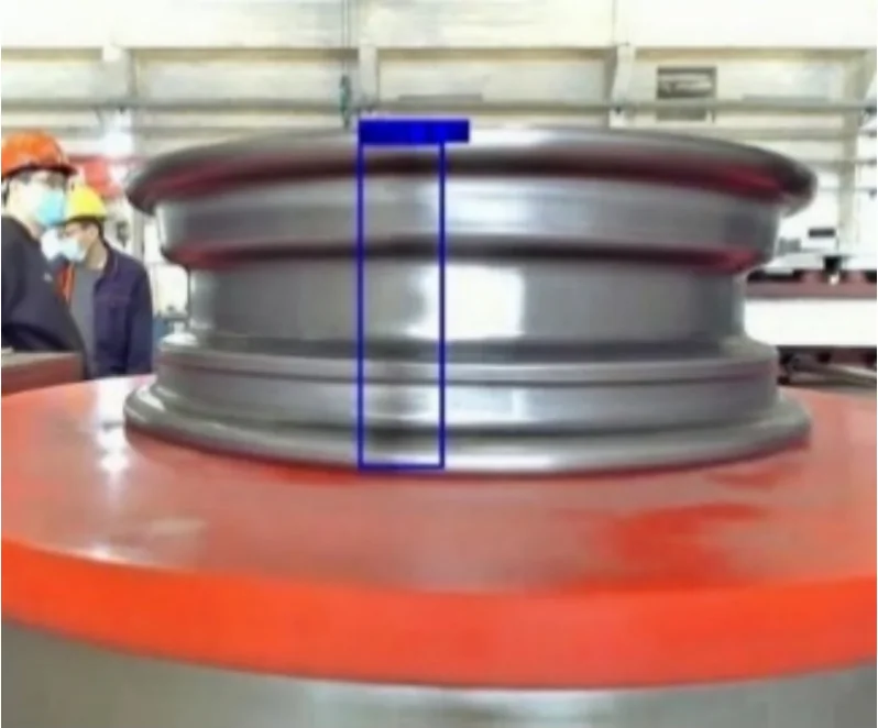 A wheel hub with the detected weld seam marked by a blue bounding box